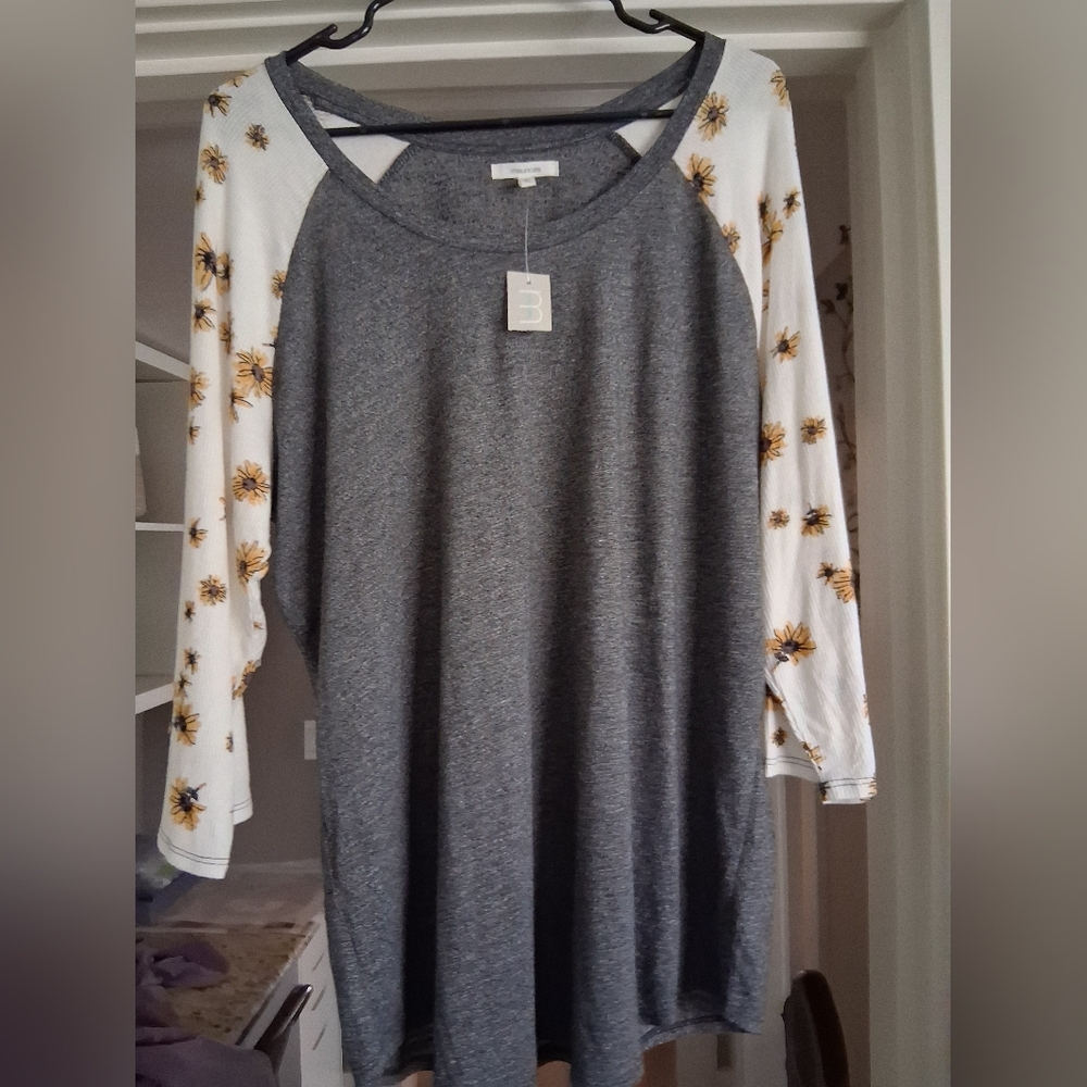 NWT Maurices Gray Top with Sunflowe Sleeves XL